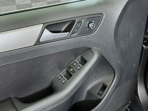 Used 2013 Volkswagen Jetta SE image 15