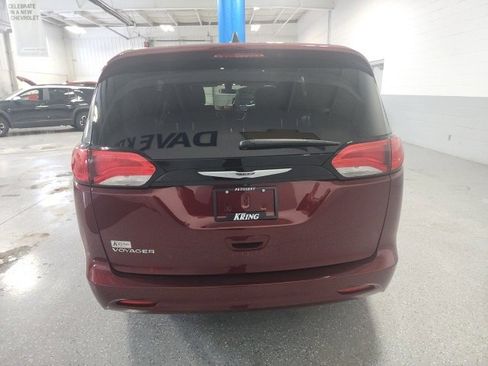 Used 2022 Chrysler Voyager LX image 4