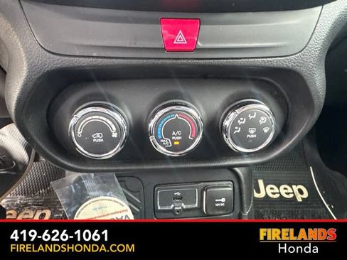 Used 2016 Jeep Renegade 75th Anniversary FWD image 26