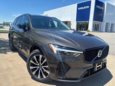 Used 2023 Volvo XC60 B5 Plus AWD/4WD image 2