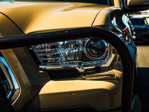 Used 2019 Toyota Tacoma TRD Off-Road AWD/4WD image 7