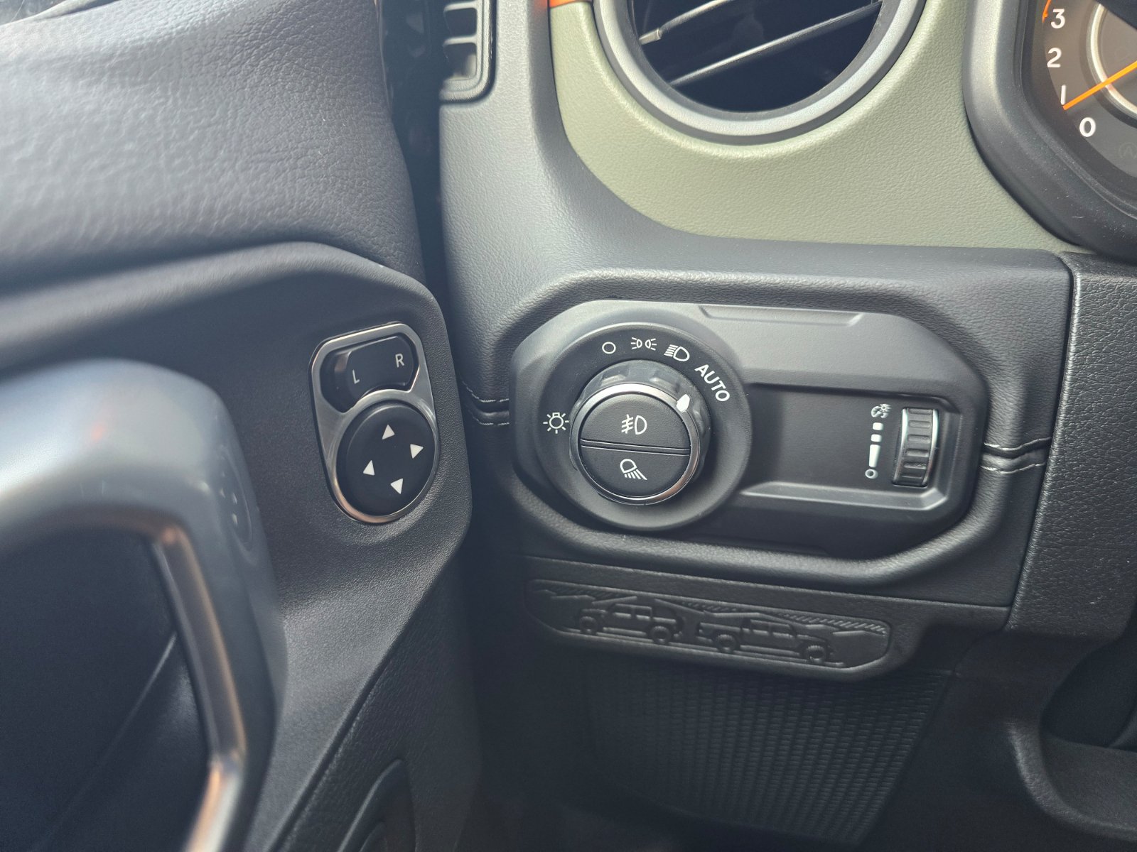 Used 2024 Jeep Gladiator Mojave AWD/4WD image 25