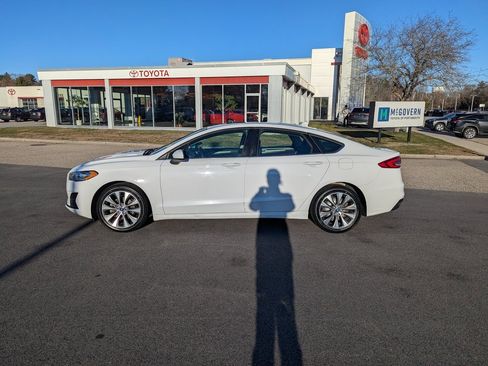 Used 2020 Ford Fusion SE image 2