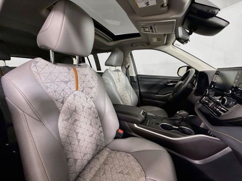 Used 2022 Toyota Highlander Bronze Edition FWD image 43
