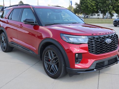 Used 2025 Ford Explorer ST image 4