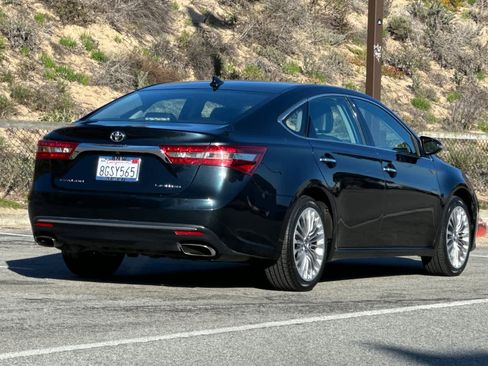 Used 2017 Toyota Avalon Limited image 2