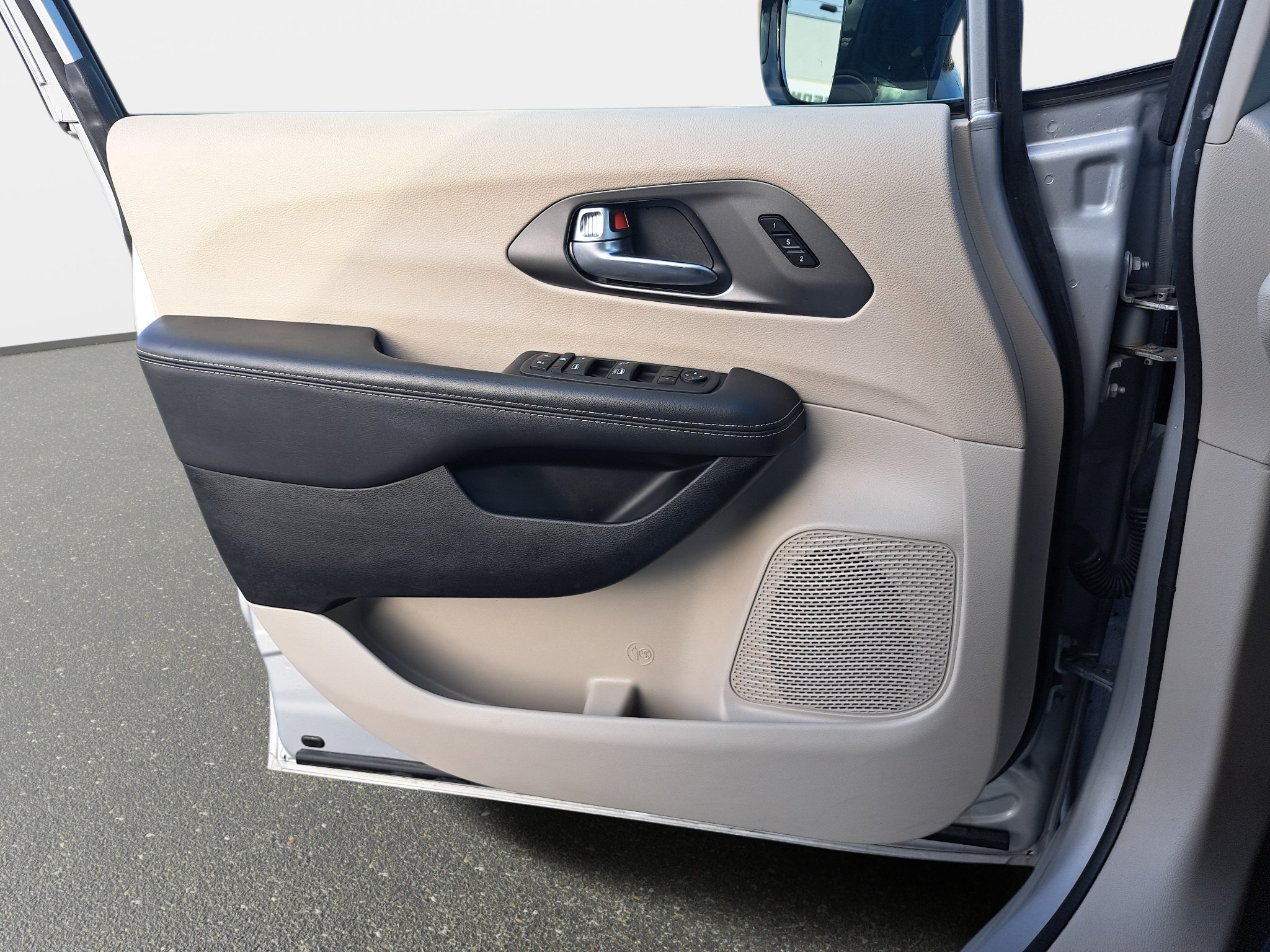 Used 2024 Chrysler Pacifica Touring-L FWD image 28