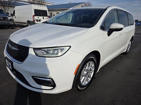 Used 2023 Chrysler Pacifica Touring-L image 7