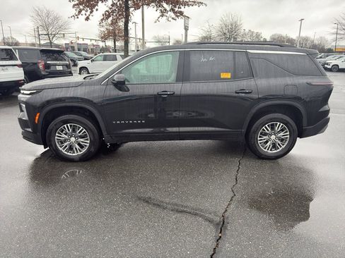 Used 2025 Chevrolet Traverse LT image 4