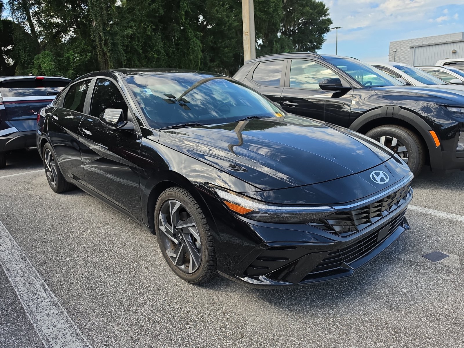 Used 2024 Hyundai Elantra Limited FWD image 2