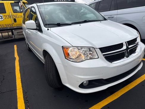 Used 2018 Dodge Grand Caravan SXT FWD image 2