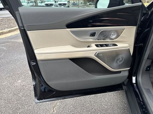 Used 2025 Lincoln Nautilus Reserve image 8