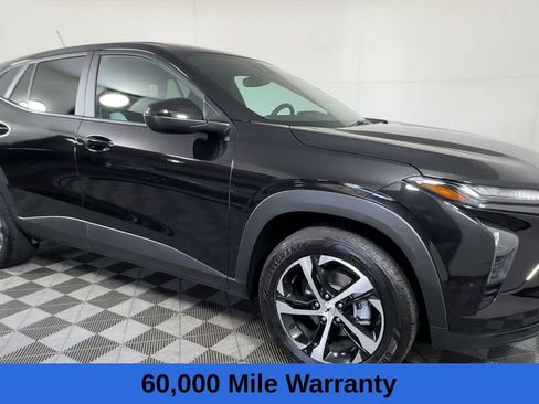 Used 2025 Chevrolet Trax RS w/ Sunroof Package FWD image 3
