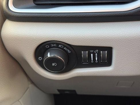 Used 2022 Chrysler Pacifica Touring-L FWD image 21