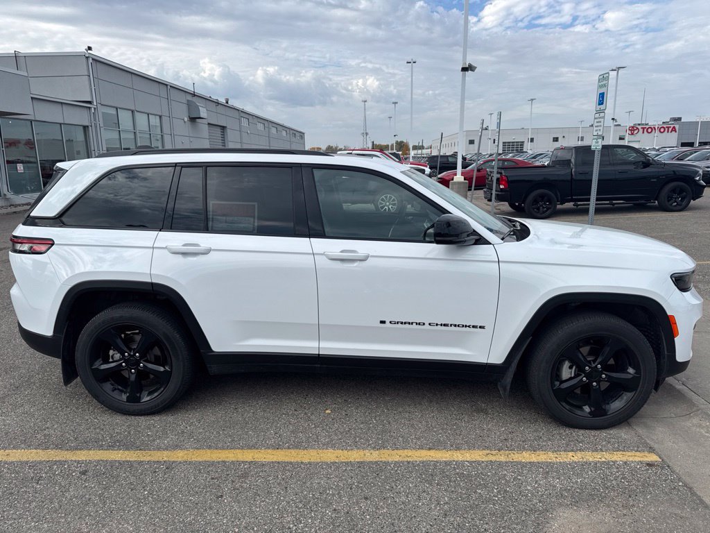Used 2024 Jeep Grand Cherokee Altitude AWD/4WD image 3