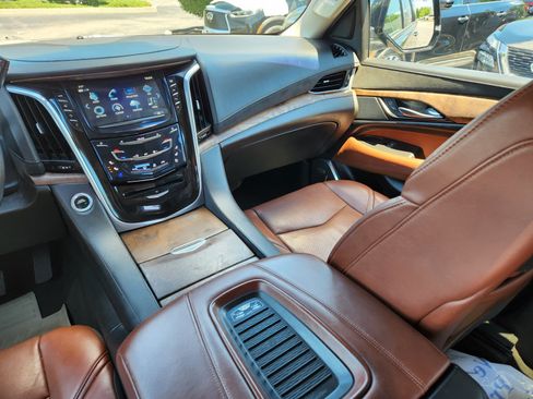 Used 2020 Cadillac Escalade Luxury w/ Escalade Sport Edition AWD/4WD image 14