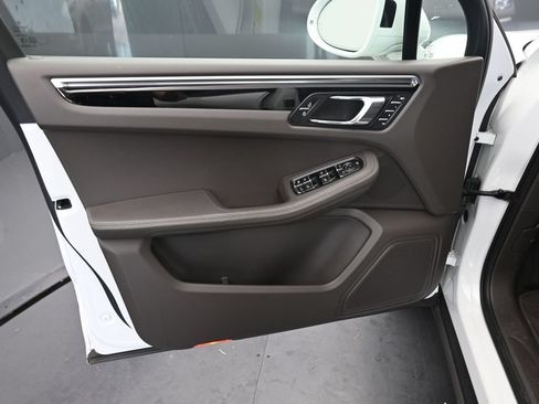 Used 2024 Porsche Macan AWD/4WD image 16