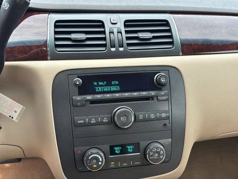 Used 2011 Buick Lucerne CXL FWD image 25