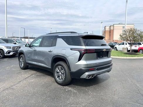 Used 2024 Chevrolet Traverse LT image 8