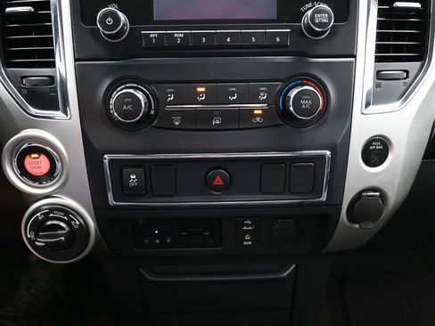 Used 2017 Nissan Titan SV AWD/4WD image 28
