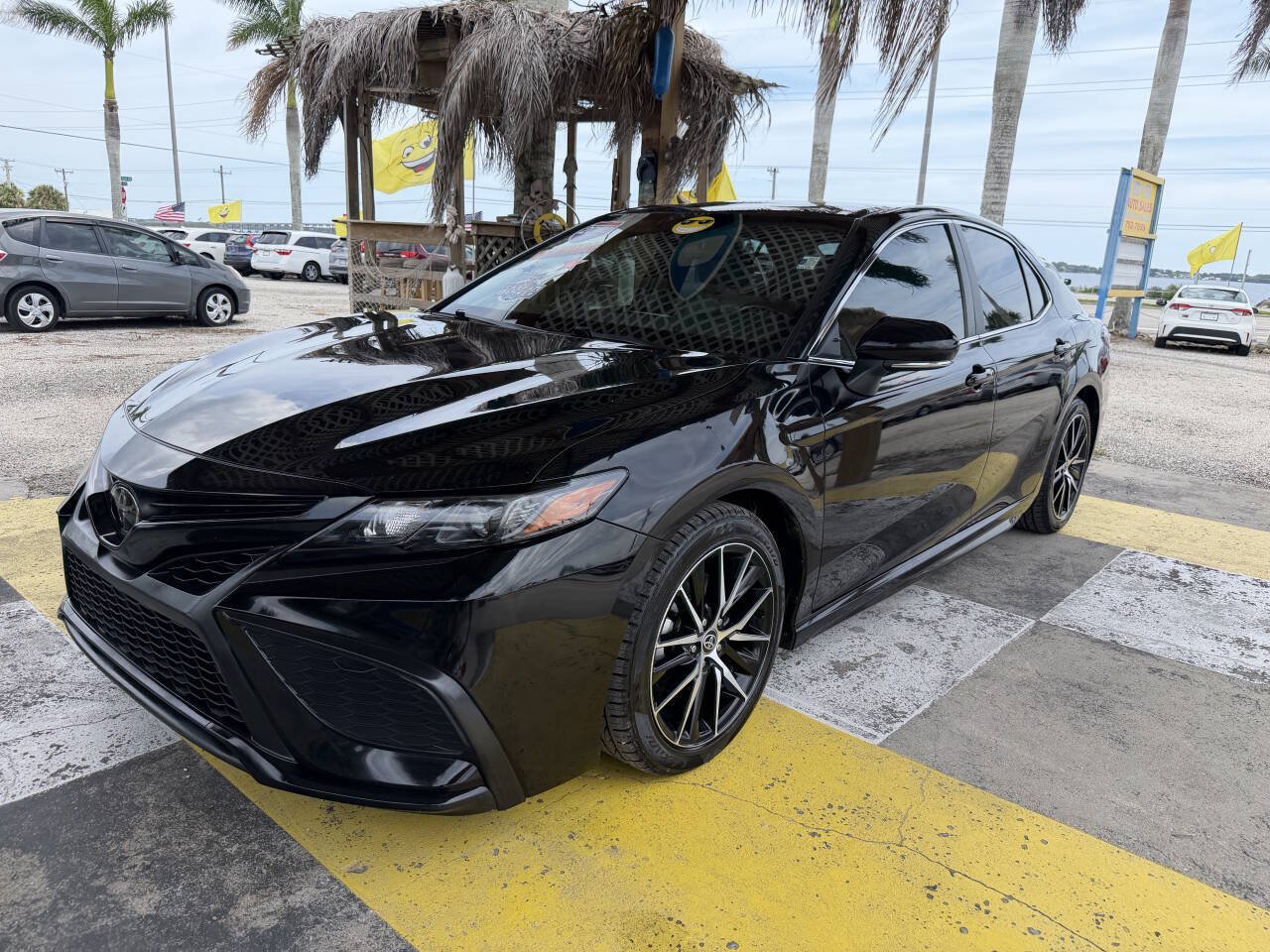 Used 2022 Toyota Camry SE FWD image 1
