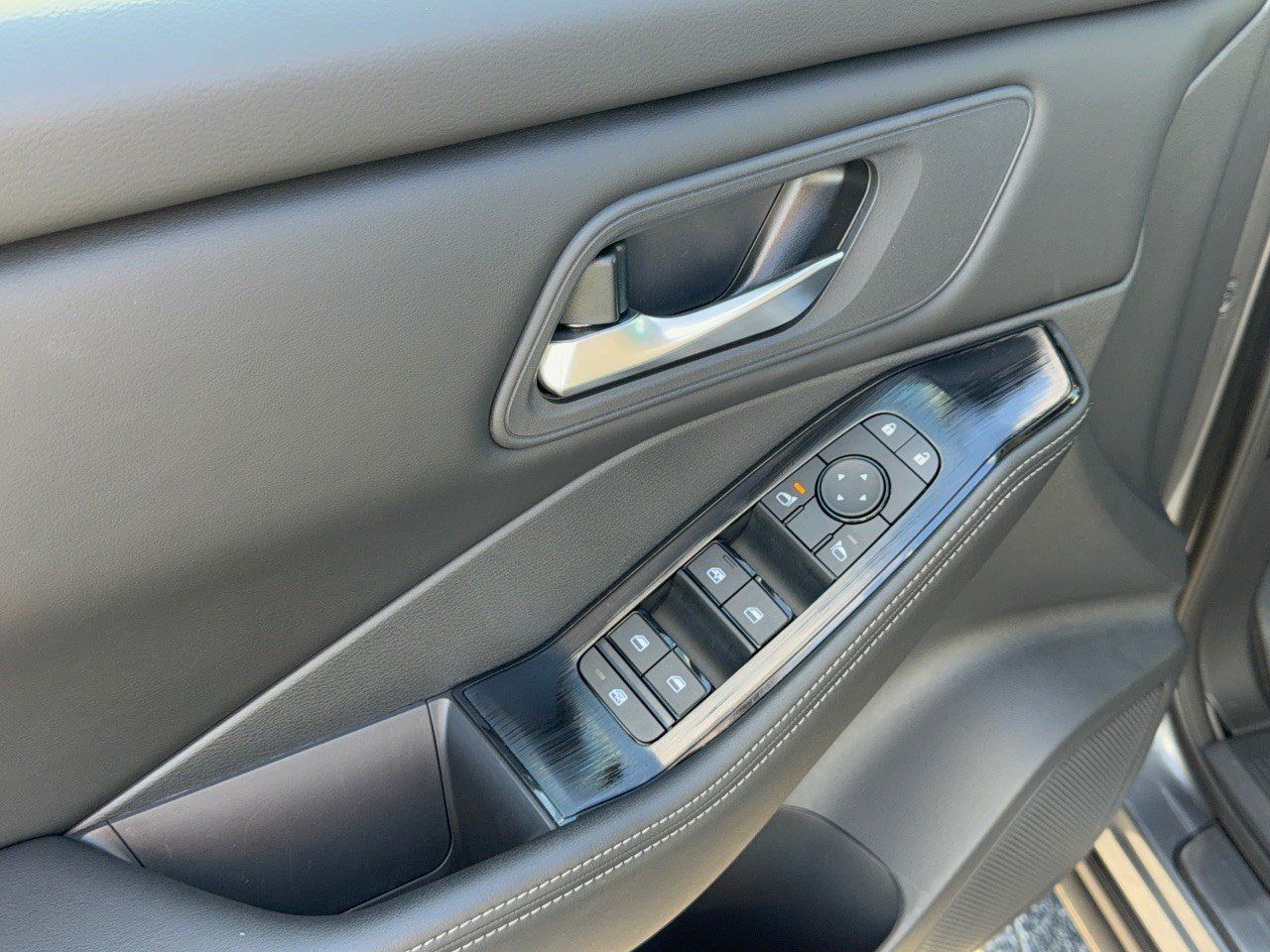 Certified 2025 Nissan Rogue SV FWD image 19