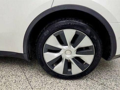 Used 2022 Tesla Model Y Long Range image 9