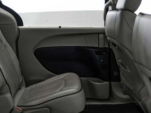 Used 2020 Chrysler Pacifica Limited image 31