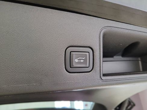 Used 2023 GMC Terrain SLT image 18