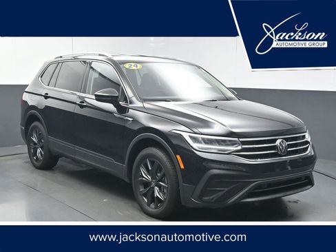 Used 2024 Volkswagen Tiguan SE image 1
