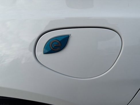 Used 2024 Chrysler Pacifica Select image 2