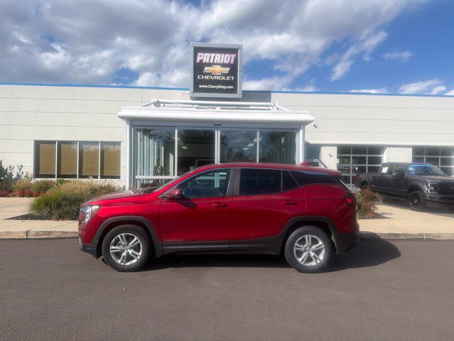 Used 2023 GMC Terrain SLE FWD image 1