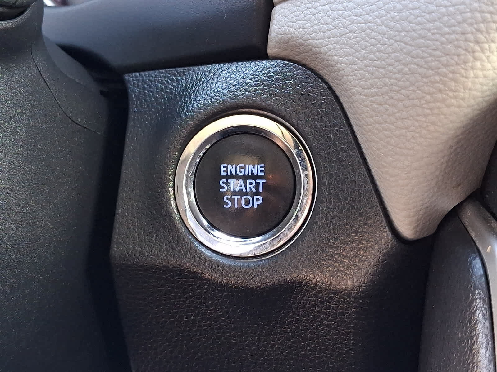 Used 2019 Toyota RAV4 XLE w/ Convenience Package FWD image 26
