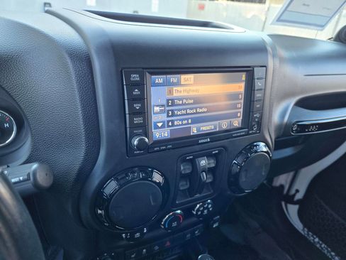 Used 2012 Jeep Wrangler Unlimited Sahara image 23