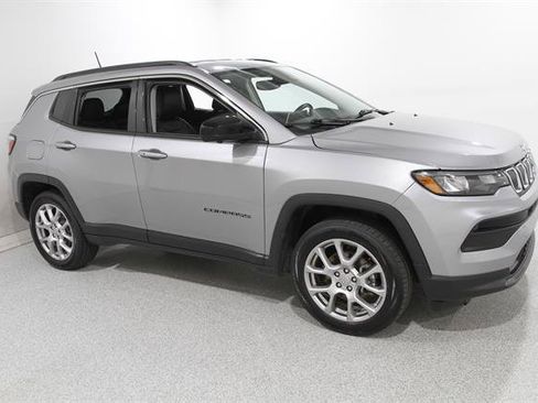 Used 2022 Jeep Compass Latitude AWD/4WD image 1