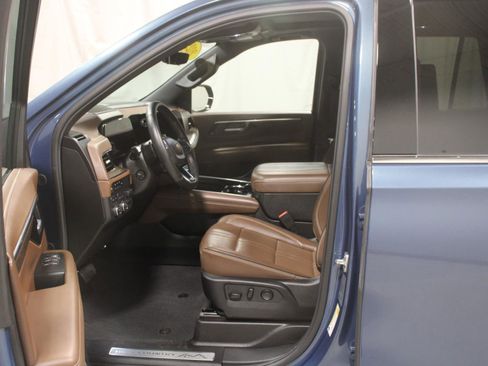Used 2025 Chevrolet Tahoe High Country AWD/4WD image 2