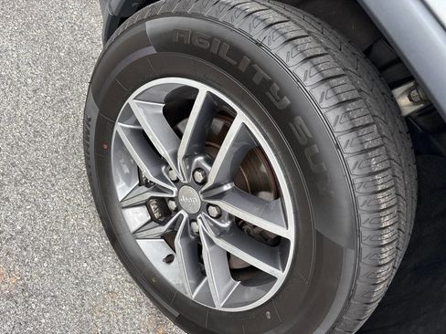 Used 2017 Jeep Grand Cherokee Limited AWD/4WD image 15