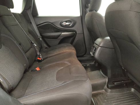 Used 2019 Jeep Cherokee Latitude w/ Popular Appearance Group FWD image 19