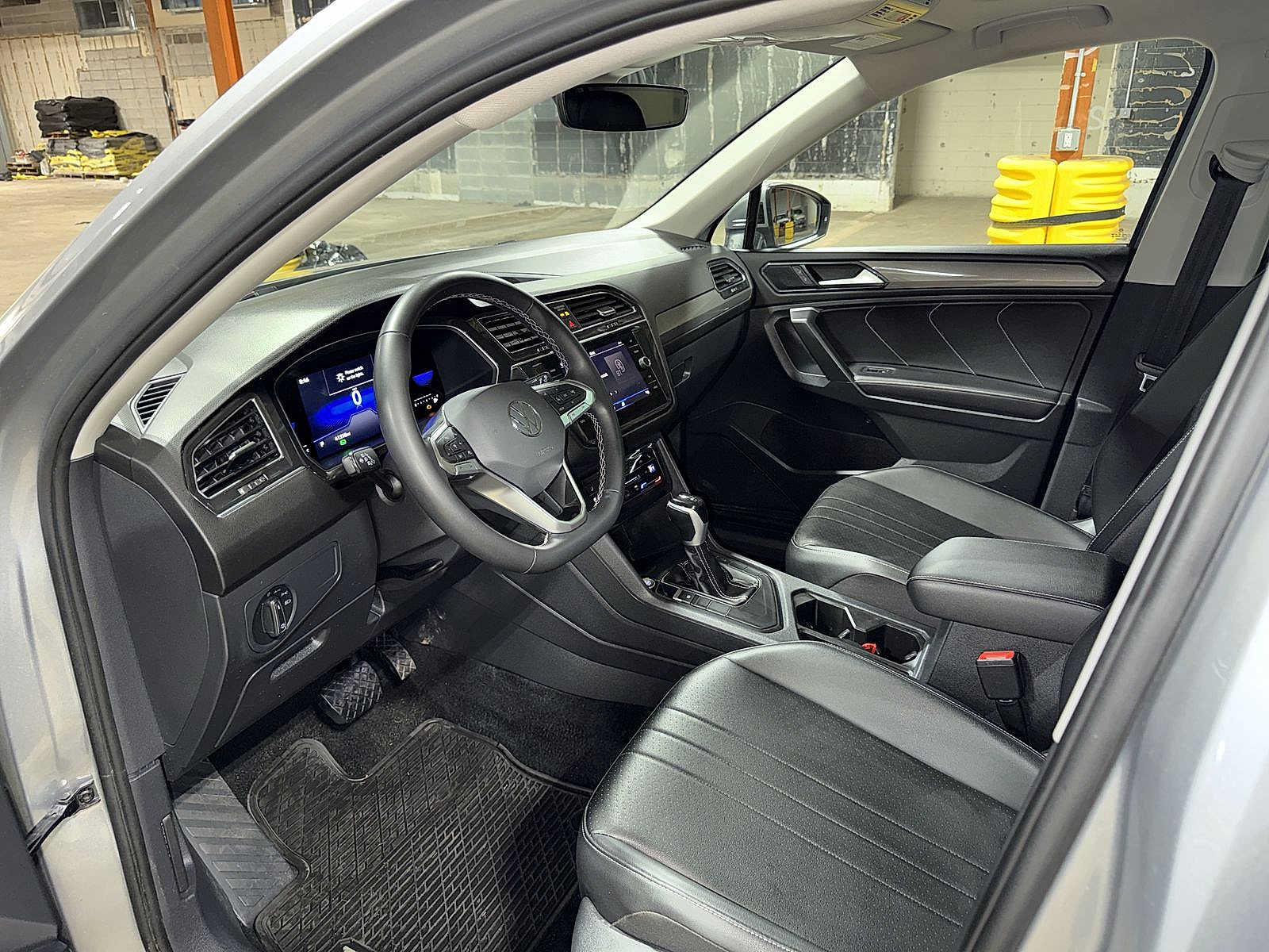 Used 2023 Volkswagen Tiguan SE w/ Panoramic Sunroof Package FWD image 29