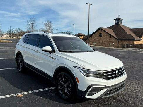 Used 2022 Volkswagen Tiguan SE w/ Panoramic Sunroof Package image 3