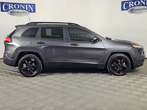 Used 2017 Jeep Cherokee Sport FWD image 28