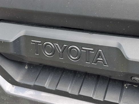 Used 2022 Toyota Tundra SR5 w/ SR5 Convenience Package AWD/4WD image 27