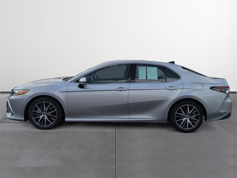 Used 2022 Toyota Camry XLE FWD image 3
