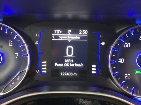 Used 2020 Chrysler Pacifica Touring-L FWD image 31