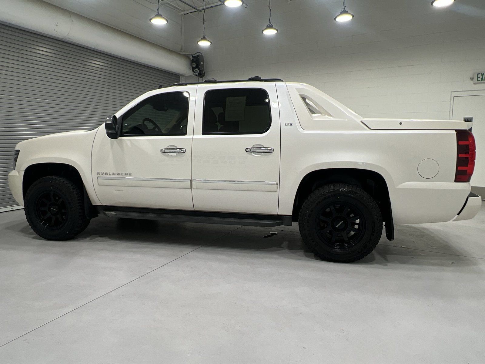 Used 2011 Chevrolet Avalanche LTZ RWD image 5