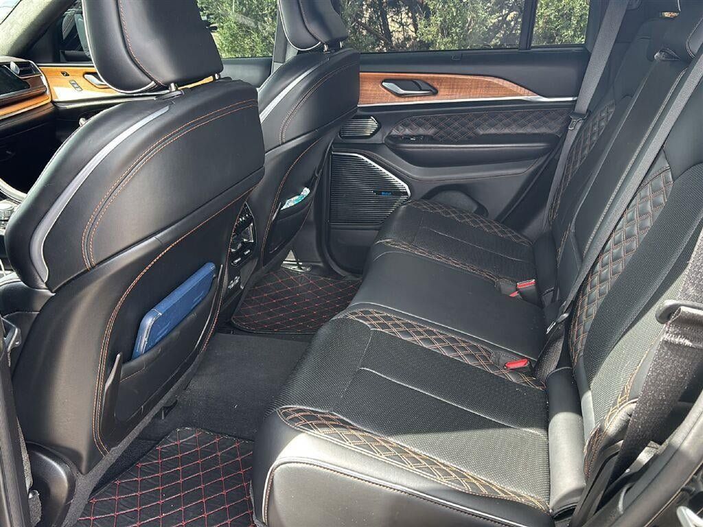Used 2022 Jeep Grand Cherokee Summit AWD/4WD image 2