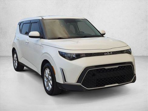 Used 2023 Kia Soul LX w/ LX Technology Package FWD image 3