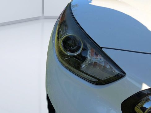 Used 2018 Kia Niro Touring FWD image 9