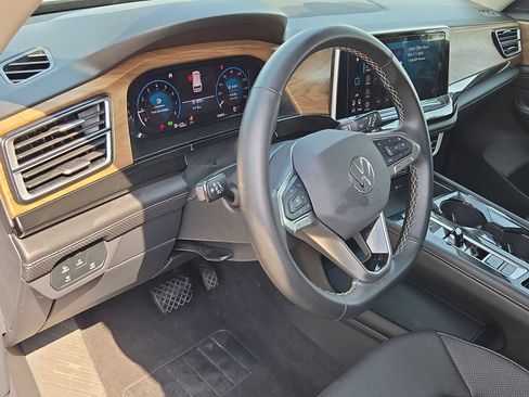 Used 2025 Volkswagen Atlas SE FWD image 15