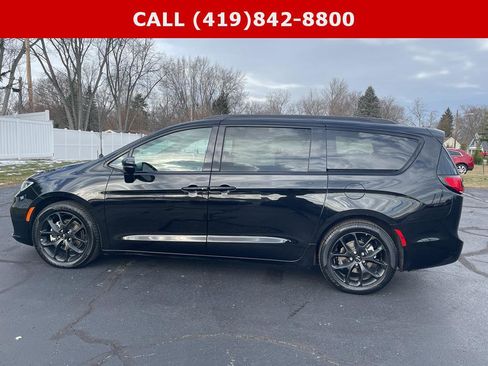 Used 2025 Chrysler Pacifica Limited image 11